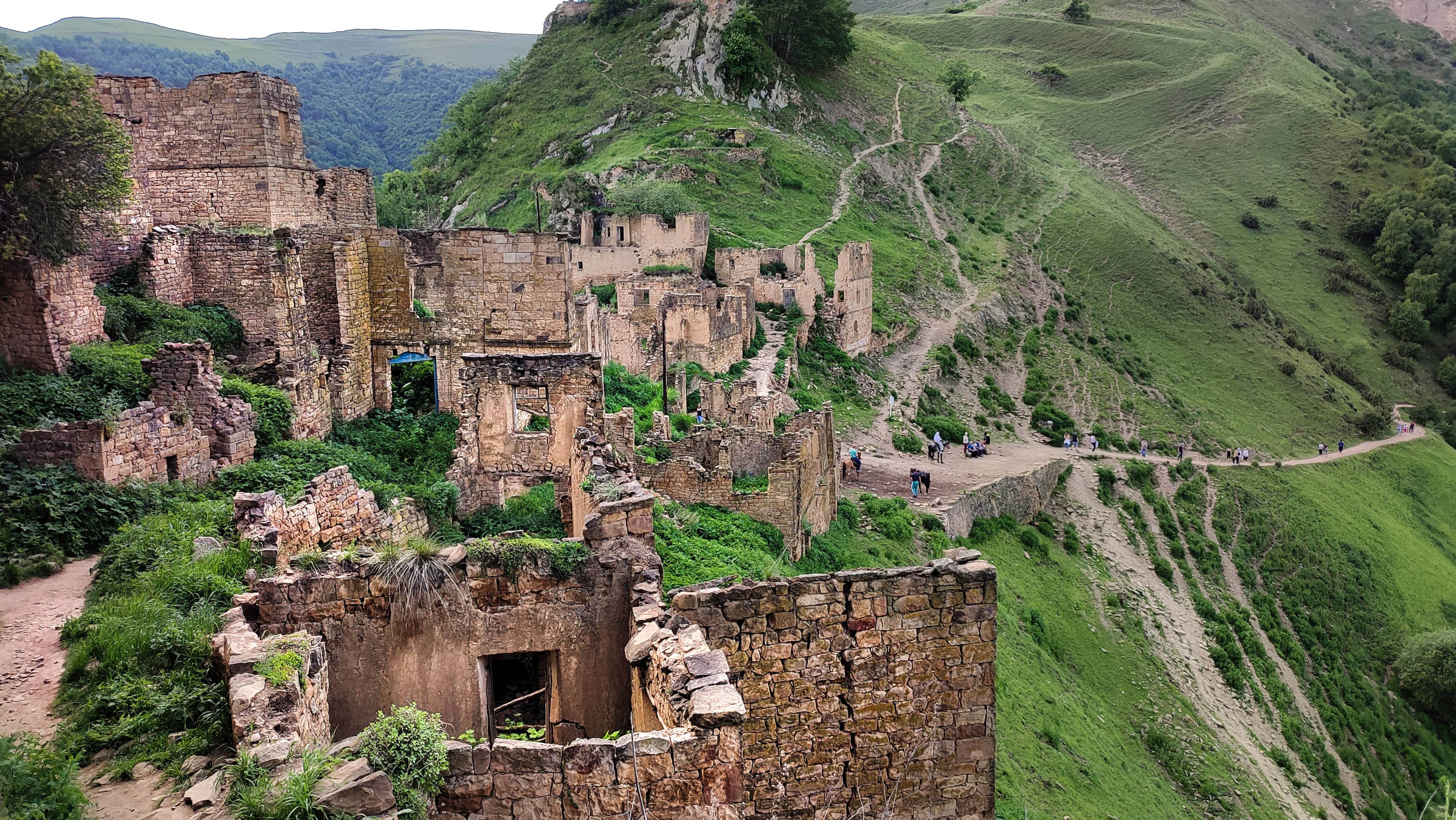 Затерянный мир по-дагестански: увлекательная прогулка по заброшенному аулу Гамсутль смотреть онлайн