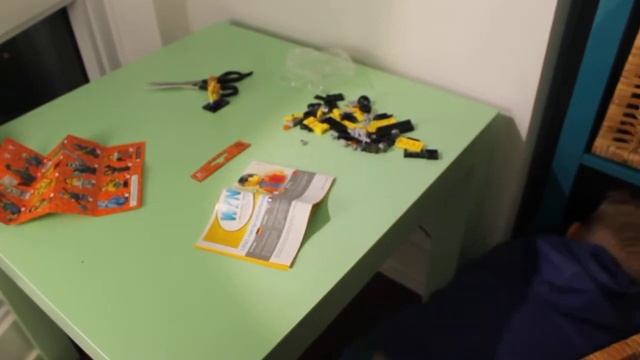 Открываем и собираем Lego Creator. Unwrap and assemble Lego Creator смотреть онлайн