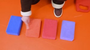 Маленькая Вера - Медведь и Дядя Федор играют на строительной площадке