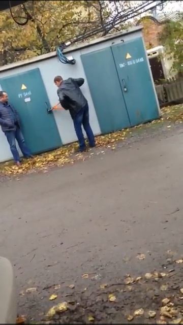 Сотрудник АО Донэнерго БМЭС Зборовский срезает замки с абонентских ТП и срывает пломбы смотреть онлайн