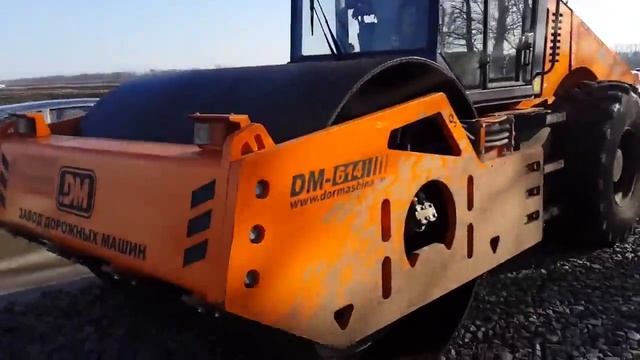 КАТОК ГРУНТОВЫЙ ОДНОВАЛЬЦОВЫЙ ВИБРАЦИОННЫЙ САМОХОДНЫЙ DM-62 (ДМ-614) смотреть онлайн