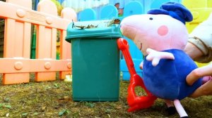 Джордж становится водителем мусоровоза и всем помогает! Видео про игрушки Свинка Пеппа для малышей