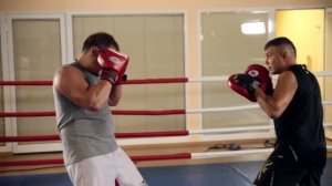 Бокс для начинающих с Костей Цзю. Положение ног в боевой стойке