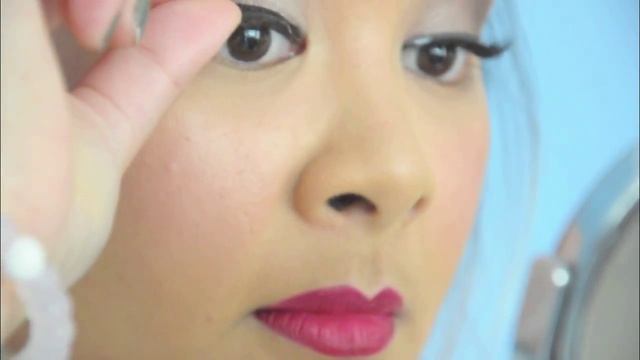 HOW TO APPLY A STRIP LASH смотреть онлайн