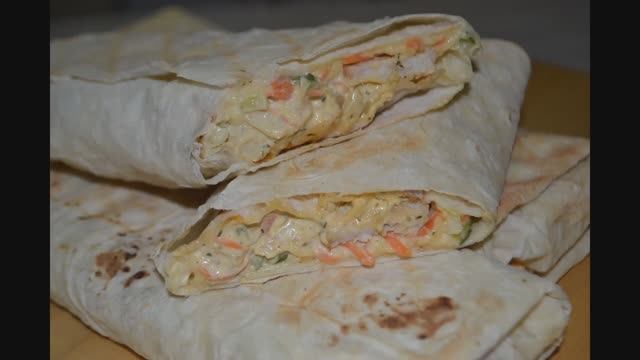 Шаурма в домашних условиях с соусом на кефире. Пальчики оближешь! смотреть онлайн