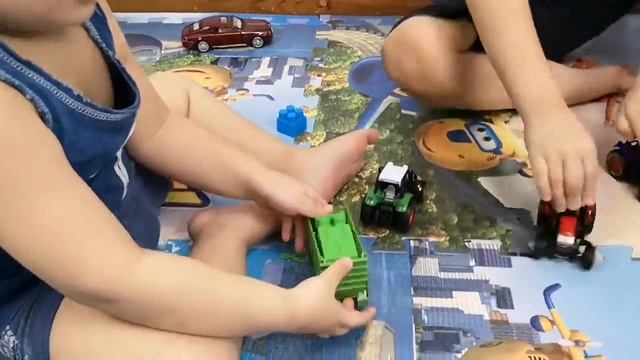 Распаковываем игрушки. Игрушки фермера. Трактор. Игрушка. toys. toys unpaking смотреть онлайн