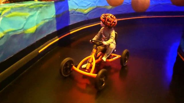 Таисия и папа Лёша в парке Angry Birds (Энгри Бёрдс). Taisiya and father Lesha visit park AngryBird смотреть онлайн