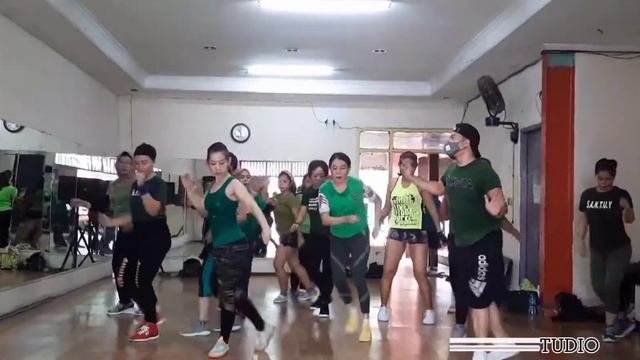 Cambio Dolor - Zumba Dance смотреть онлайн