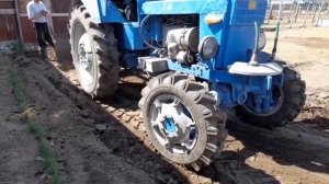 Трактор Т-40 работа с отвалом.Подравняем огород