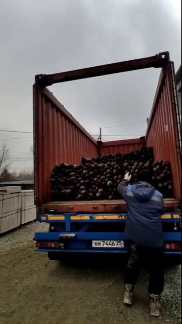 Отгрузили контейнер с 1000 винтовых свай на Камчатку.