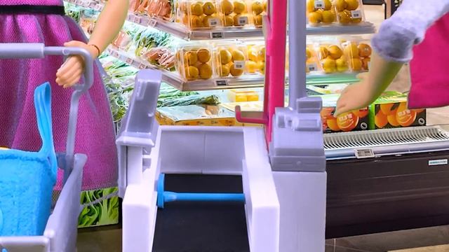 Barbie buys snacks in the supermarket and plays football with the long-haired princess Anna. смотреть онлайн