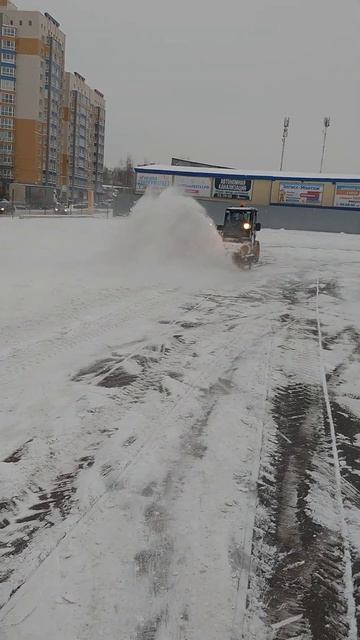 Погрузчик JCB чистит снег щёткой смотреть онлайн