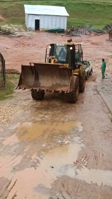 Large Wheel Loader Pulling a Car in Slurry | CAT 992 | Caterpillar #OffroadView #Shorts смотреть онлайн