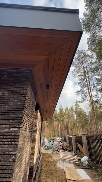 Планкен скошенный из Меранти на свесах крыши смотреть онлайн