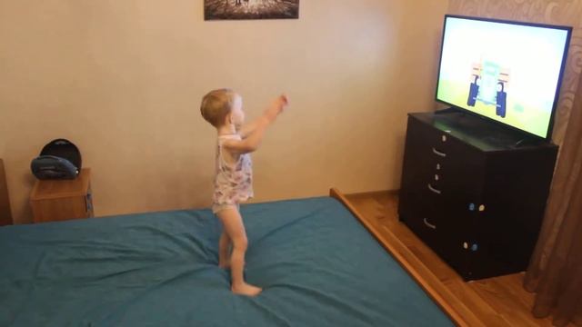 Танцы под песенку Синего трактора смотреть онлайн