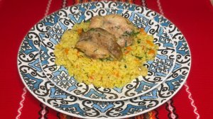 Курица с булгуром и овощами на сковороде