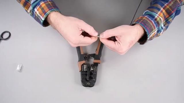 Table Top How To: Crimping an RJ45 Connector Onto a Cat5 Cable смотреть онлайн
