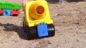 Мультфильмы про рабочие машины на пляже: строим горку для грейдера