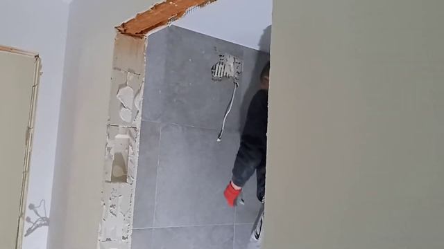 Praca Wrocław 15.04.2020. демонтаж керамики, вывод электрики должны были вывести на потолок... ;) смотреть онлайн
