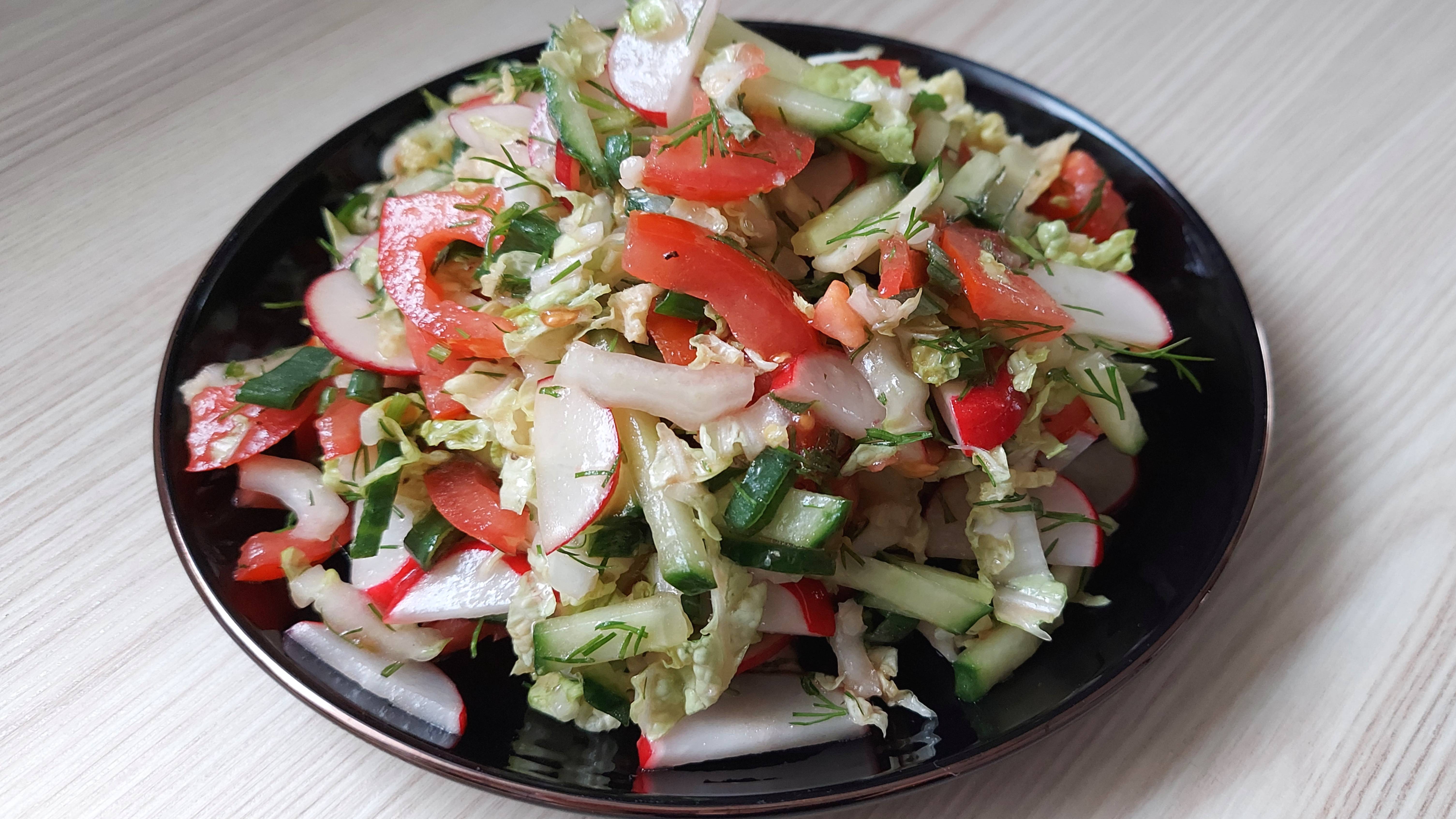 Простой весенний салат с пекинской капустой и редиской! Очень вкусный и полезный салат! смотреть онлайн