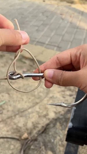 Как привязать крючок к основной леске на поплавочной удочке покажу на видео