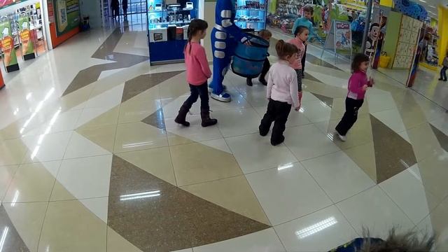Играем с Фиксиком и Королевой Эльзой в ТЦ. Play with Elsa Frozen and Fixiki in the shopping mall. смотреть онлайн