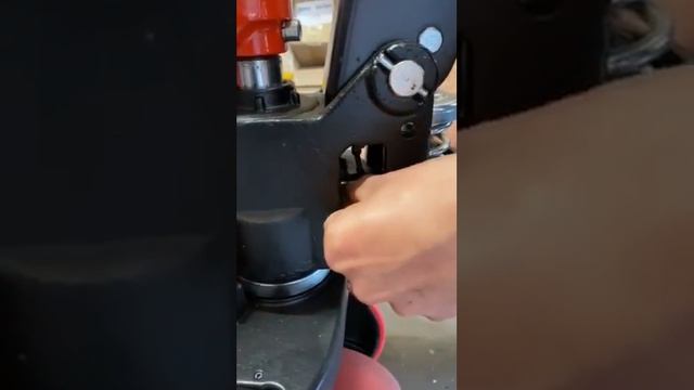 How to put a chain back in the correct position on the pallet truck смотреть онлайн