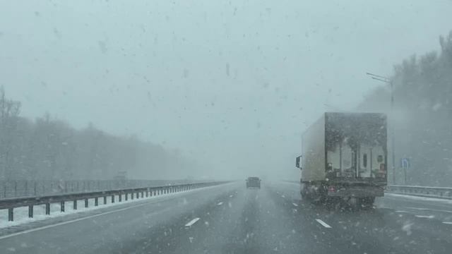 Подмосковье, март: область завалило снегопадами, на дорогах почти нулевая видимость. смотреть онлайн