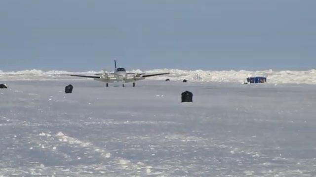 Посадка BEECH BARON B58 на Барнео смотреть онлайн