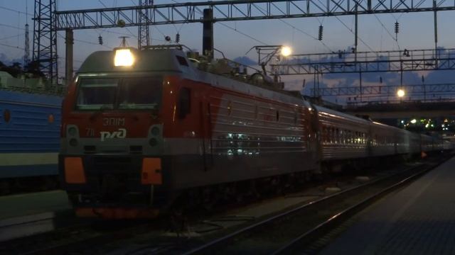 Прибытие поезда с электровозом ЭП1М-711 / Electric locomotive EP1M-711 with train смотреть онлайн