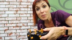 Игрушечный экскаватор. Распаковка с Машей Капуки. Видео для детей.