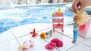 Маленькие Барби в аквапарке! Игры в куклы в бассейне - СТИРКА. Видео для девочек