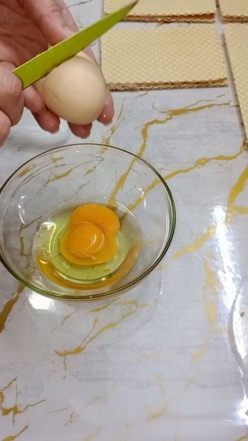 Это необычное блюдо из куриного фарша называется «вафельные бризольки». смотреть онлайн