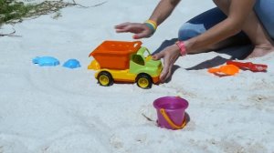 Мультфильм про грузовик и формочки на пляже - едем на море с детьми