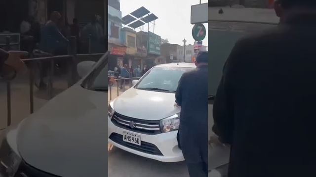 Пакистанский метод борьбы с парковкой в неположенном месте: полиция просто протыкают шины. смотреть онлайн