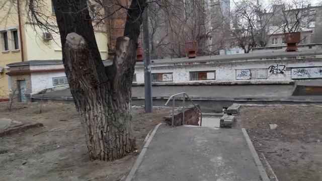 Двор в Волгограде, в котором стоит дом, где мы жили неделю смотреть онлайн