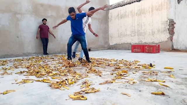 Is It Possible to Walk on Banana Peels? क्या केले के छिलके पर चला जा सकता है? DO NOT TRY смотреть онлайн