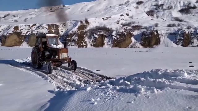 Трактор-Т40 без передка буксует на снегу. Тест драйв на снегу смотреть онлайн
