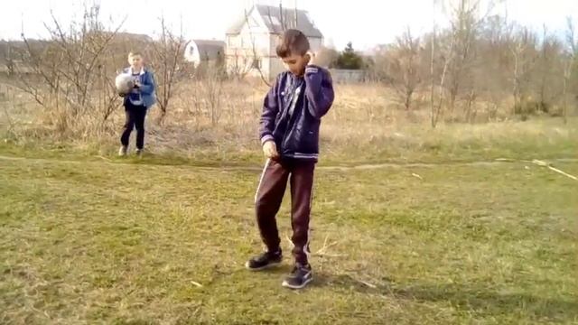 Как я кидаю мяч ???