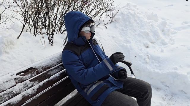 Человек в Apple Vision Pro / Взгляд со стороны