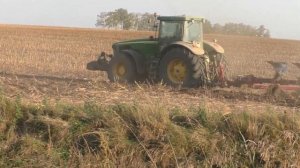 Вспашка кукурузного поля John Deere 8420