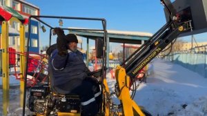 Видео из ЯКУТСКА / МИНИ-ПОГРУЗЧИК в действии