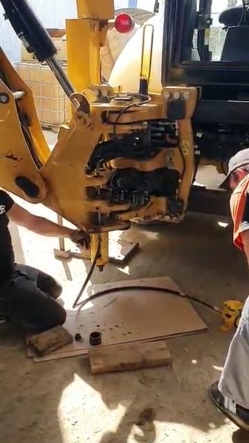 Перевтуливание втулок с помощью полого домкрата на экскаватор погрузчик Caterpillar смотреть онлайн