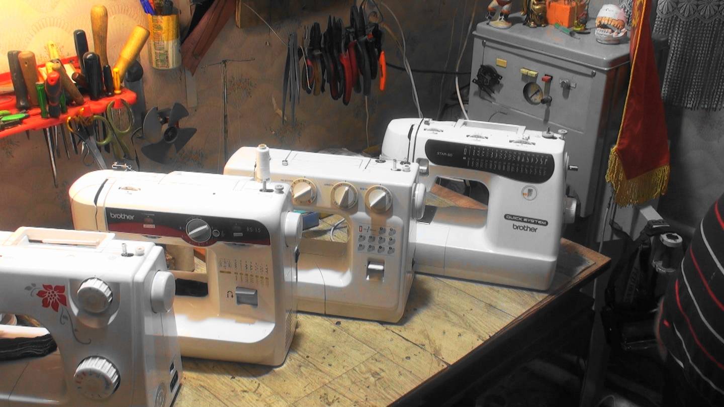 Как заправить нитку и правильно установить иглу в любую бытовую швейную машину..... смотреть онлайн