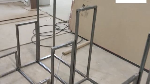 Процесс подготовки к покраске и монтажу стеллажей в цветочный магазин смотреть онлайн