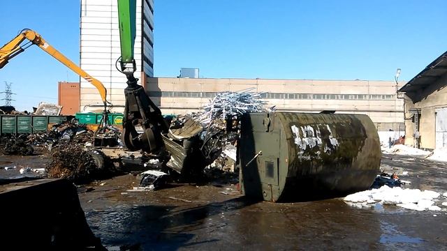 Трактор разрывает в клочья Газ 66 смотреть онлайн