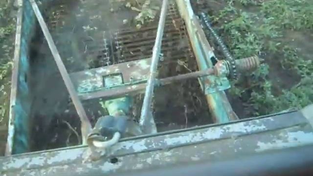 Трактор т-28 копает картофель в огороде в сентябре 2011 года. смотреть онлайн