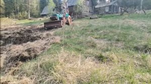 Разрабатываю целину на огороде.