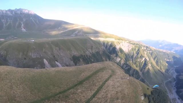 мальчик gudauri paragliding полет гудаури skyatlantida com بالمظلات، جورجيا بالمظلات gudauriparag смотреть онлайн