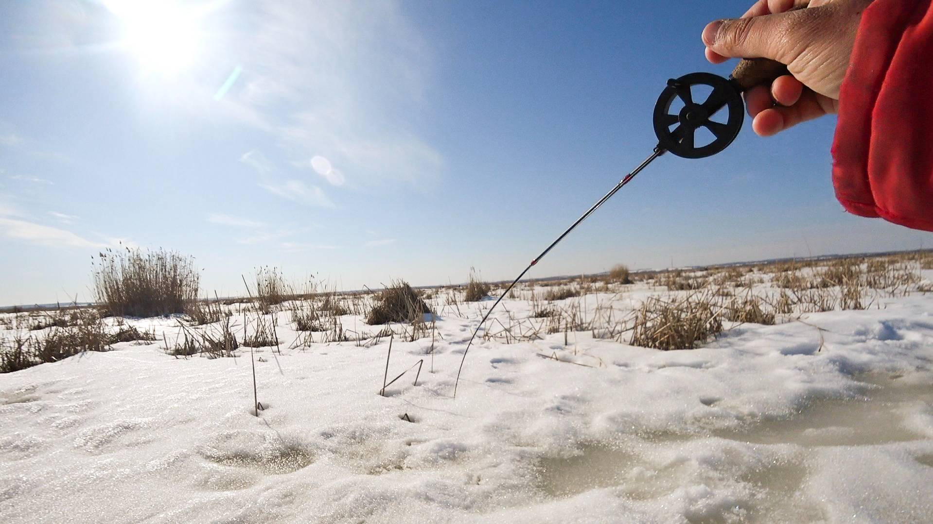 Я ОФИГЕЛ, на ЧТО и как МЕСТНЫЕ ЛОВЯТ тут ЩУКУ. Рыбалка на балансир, последний лёд смотреть онлайн